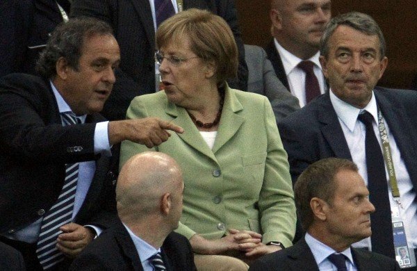 Η Μέρκελ στις εξέδρες του γηπέδου στον αγώνα Γερμανία-Ελλάδα [εικόνες] | iefimerida.gr 2