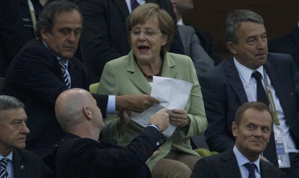 Η Μέρκελ στις εξέδρες του γηπέδου στον αγώνα Γερμανία-Ελλάδα [εικόνες] | iefimerida.gr 3