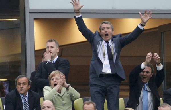 Η Μέρκελ στις εξέδρες του γηπέδου στον αγώνα Γερμανία-Ελλάδα [εικόνες] | iefimerida.gr 5