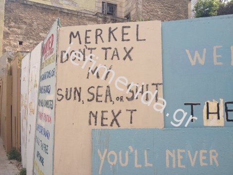 Θραύση κάνει το μήνυμα κατά της Μέρκελ στην Πλάκα [είκονα] | iefimerida.gr 0