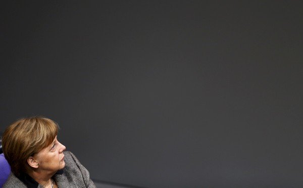 Οταν δάκρυσε η Ανγκελα Μέρκελ – Συγκίνηση στην ενός λεπτού σιγή για την τραγωδία του Airbus [εικόνες] | iefimerida.gr 1