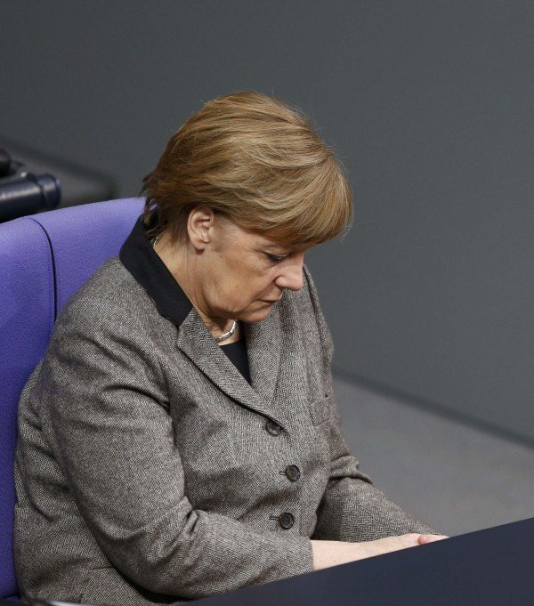 Οταν δάκρυσε η Ανγκελα Μέρκελ – Συγκίνηση στην ενός λεπτού σιγή για την τραγωδία του Airbus [εικόνες] | iefimerida.gr 2