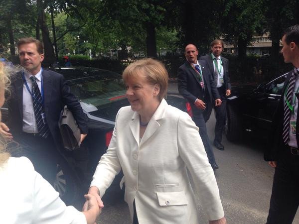 Guardian: Λευκό σακάκι η Μέρκελ -Είναι έτοιμη για ειρήνη ; [εικόνες] | iefimerida.gr 0