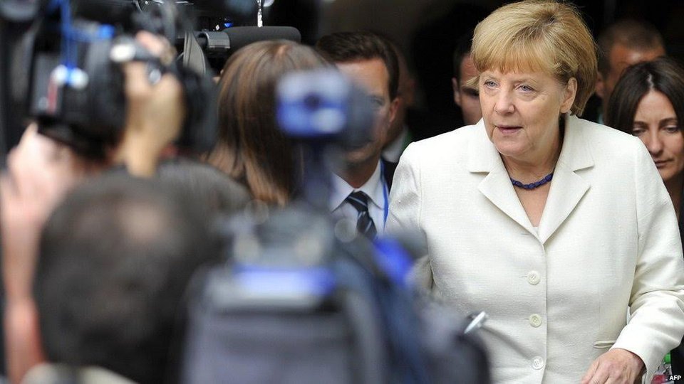 Guardian: Λευκό σακάκι η Μέρκελ -Είναι έτοιμη για ειρήνη ; [εικόνες] | iefimerida.gr 1