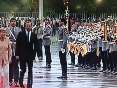Με στρατιωτικές τιμές έγινε δεκτός ο Σαμαράς στη γερμανική Καγκελαρία [εικόνα]  | iefimerida.gr 0
