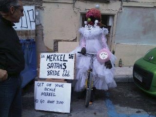 «Έντυσαν» την Μέρκελ νύφη του... Σατανά! [εικόνα] | iefimerida.gr 0