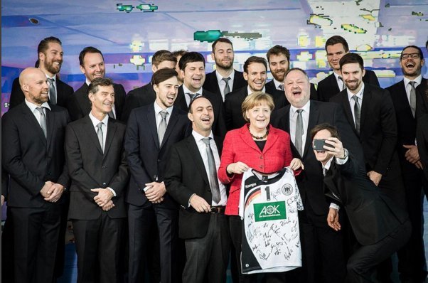 H selfie της Μέρκελ με την εθνική ομάδα χάντμπολ της Γερμανίας [εικόνα] | iefimerida.gr 0