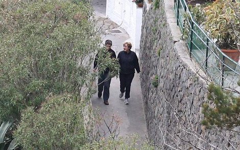 Η Μέρκελ με μαγιό και λαχανί μπουρνούζι σε ιαματικά λουτρά της Ιταλίας [εικόνες] | iefimerida.gr 0