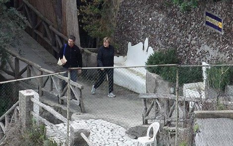 Η Μέρκελ με μαγιό και λαχανί μπουρνούζι σε ιαματικά λουτρά της Ιταλίας [εικόνες] | iefimerida.gr 1