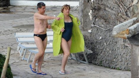 Η Μέρκελ με μαγιό και λαχανί μπουρνούζι σε ιαματικά λουτρά της Ιταλίας [εικόνες] | iefimerida.gr 2