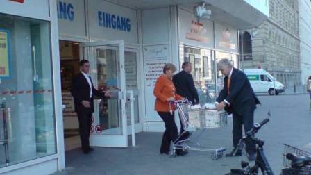 Η Ανγκελα Μέρκελ ψωνίζει μόνη της σε σούπερ μάρκετ [εικόνα] | iefimerida.gr 3