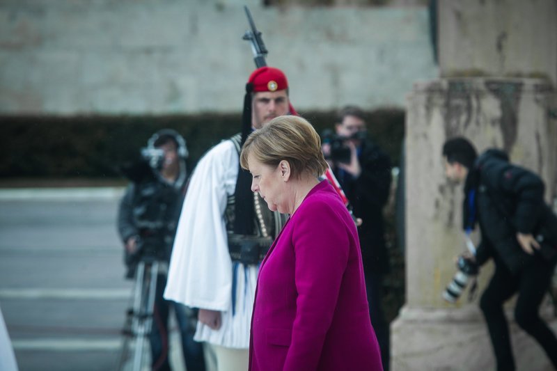 Η Ανγκελα Μέρκελ κατέθεσε στεφάνι στο Μνημείο του Αγνωστου Στρατιώτη [εικόνες] | iefimerida.gr 2