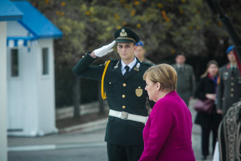 Η Ανγκελα Μέρκελ κατέθεσε στεφάνι στο Μνημείο του Αγνωστου Στρατιώτη [εικόνες] | iefimerida.gr 1