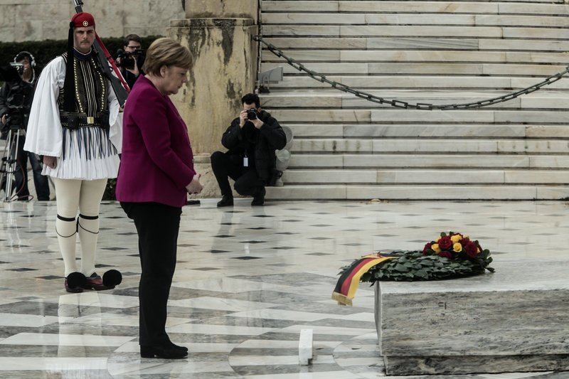 Η Ανγκελα Μέρκελ κατέθεσε στεφάνι στο Μνημείο του Αγνωστου Στρατιώτη [εικόνες] | iefimerida.gr 5