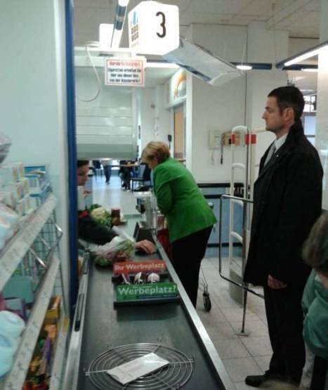 Η Ανγκελα Μέρκελ ψωνίζει μόνη της σε σούπερ μάρκετ [εικόνα] | iefimerida.gr 2