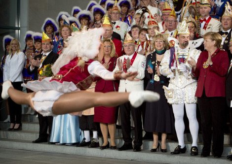 Οι απίστευτες γκριμάτσες της Μέρκελ, βλέποντας ημίγυμνες χορεύτριες στην καγκελαρία [εικόνες] | iefimerida.gr 1