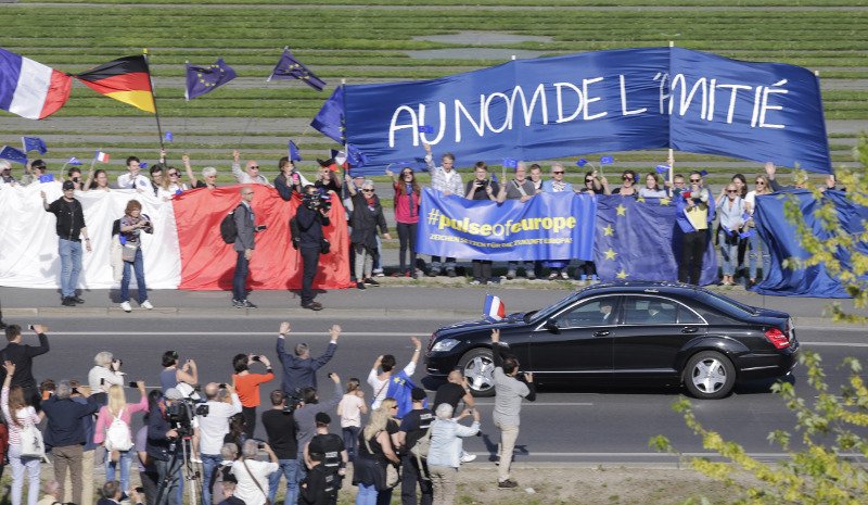 Πρώτη συμφωνία Μέρκελ- Μακρόν: Ανοιξαν τη συζήτηση για αλλαγές στην ΕΕ [εικόνες] | iefimerida.gr 2