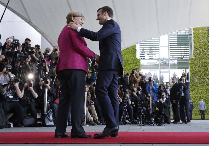 Πρώτη συμφωνία Μέρκελ- Μακρόν: Ανοιξαν τη συζήτηση για αλλαγές στην ΕΕ [εικόνες] | iefimerida.gr 0