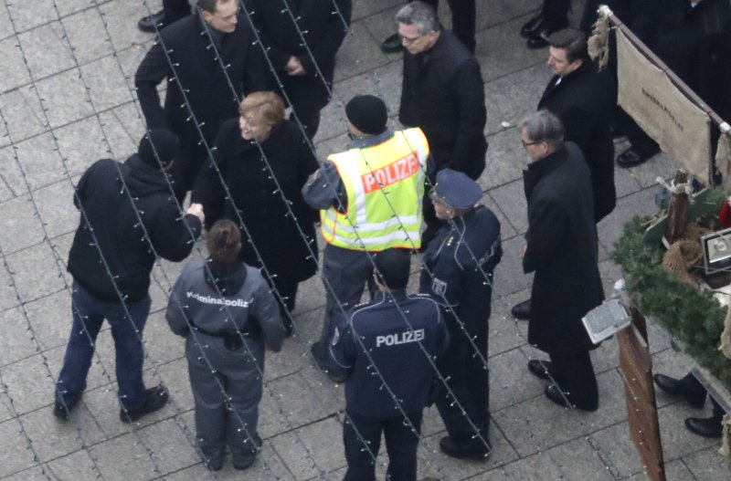 Η Μέρκελ στο σημείο της τραγωδίας στο Βερολίνο -Κατέθεσε λευκά τριαντάφυλλα [εικόνες] | iefimerida.gr 4