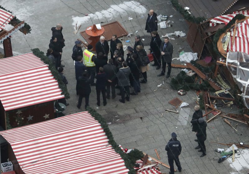 Η Μέρκελ στο σημείο της τραγωδίας στο Βερολίνο -Κατέθεσε λευκά τριαντάφυλλα [εικόνες] | iefimerida.gr 5