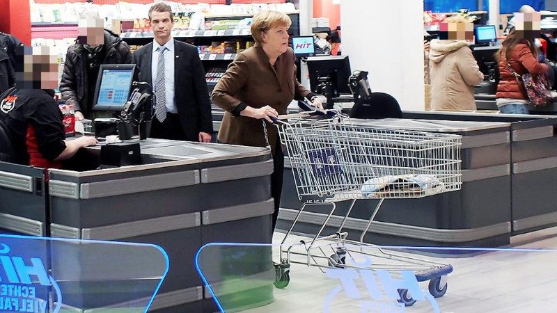 Η Μέρκελ για ψώνια στο σούπερ μάρκετ -Μόλις 5 πράγματα στο καρότσι της [εικόνες] | iefimerida.gr 1