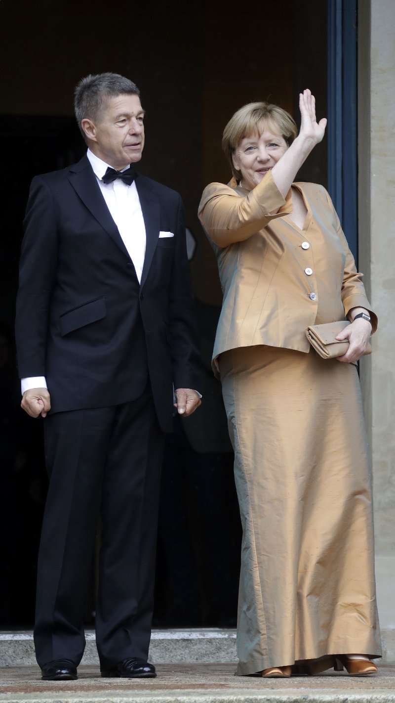 Με χρυσή τουαλέτα η Μέρκελ στο κόκκινο χαλί -Την έχει σε όλα τα χρώματα! [εικόνες] | iefimerida.gr 0