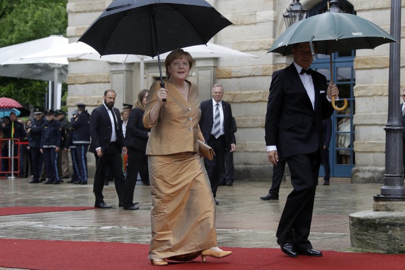 Με χρυσή τουαλέτα η Μέρκελ στο κόκκινο χαλί -Την έχει σε όλα τα χρώματα! [εικόνες] | iefimerida.gr 1