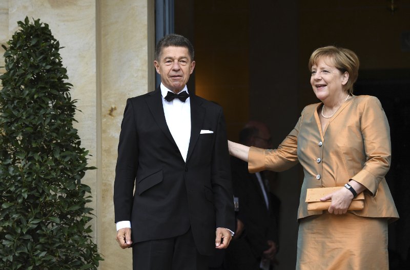 Με χρυσή τουαλέτα η Μέρκελ στο κόκκινο χαλί -Την έχει σε όλα τα χρώματα! [εικόνες] | iefimerida.gr 2