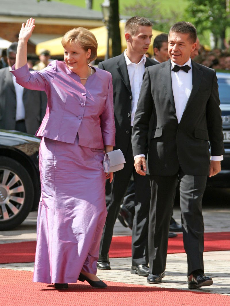 Με χρυσή τουαλέτα η Μέρκελ στο κόκκινο χαλί -Την έχει σε όλα τα χρώματα! [εικόνες] | iefimerida.gr 3