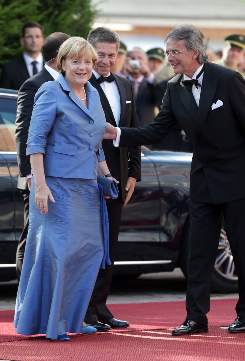 Με χρυσή τουαλέτα η Μέρκελ στο κόκκινο χαλί -Την έχει σε όλα τα χρώματα! [εικόνες] | iefimerida.gr 4