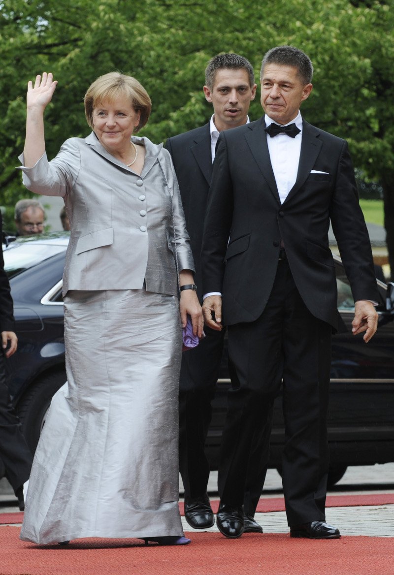 Με χρυσή τουαλέτα η Μέρκελ στο κόκκινο χαλί -Την έχει σε όλα τα χρώματα! [εικόνες] | iefimerida.gr 5