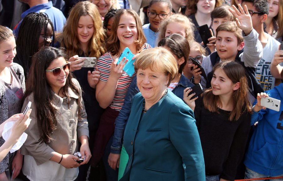 Μαθητές τρελάθηκαν με τη Μέρκελ -Selfies και αυτόγραφα της καγκελαρίου [εικόνες] | iefimerida.gr 0