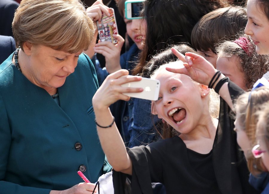 Μαθητές τρελάθηκαν με τη Μέρκελ -Selfies και αυτόγραφα της καγκελαρίου [εικόνες] | iefimerida.gr 1