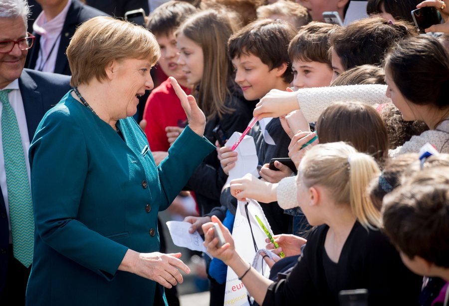 Μαθητές τρελάθηκαν με τη Μέρκελ -Selfies και αυτόγραφα της καγκελαρίου [εικόνες] | iefimerida.gr 2