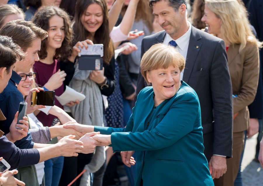 Μαθητές τρελάθηκαν με τη Μέρκελ -Selfies και αυτόγραφα της καγκελαρίου [εικόνες] | iefimerida.gr 3