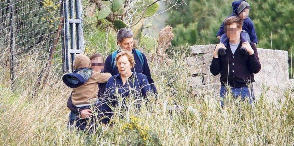 Η Μέρκελ φτιάχνει την εικόνα της - Με τζιν και μποτάκια παίζει με τα εγγόνια του συζύγου της [εικόνες] | iefimerida.gr 0