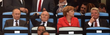 Η Μέρκελ με σοφιστικέ στιλ, γυαλάκι και παρδαλό τσαντάκι -μπάλα στον τελικό του Μουντιάλ [εικόνες] | iefimerida.gr 1