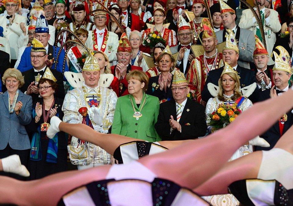 H Ανγκελα Μέρκελ στο καρναβάλι -Τα περίεργα βλέμματα που έριξε στις ημίγυμνες χορεύτριες [εικόνες] | iefimerida.gr 0