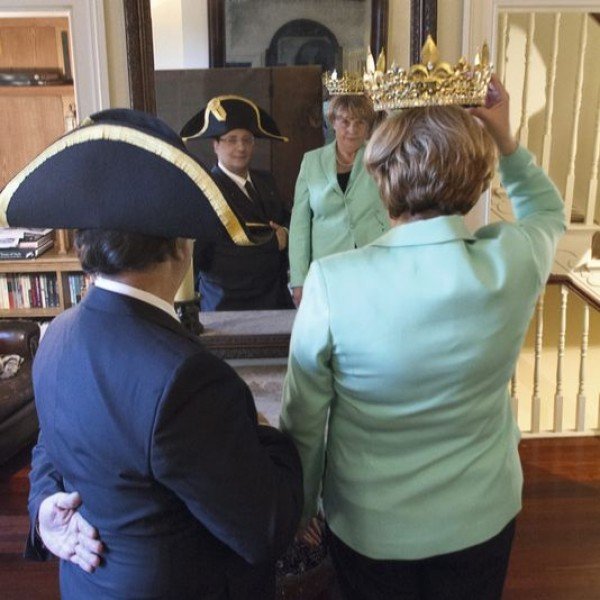 Ο Ολάντ ...Ναπολέων και η Μέρκελ ...Λουδοβίκος -Συνεχίζεται ο εξευτελισμός των δύο ηγετών [εικόνες] | iefimerida.gr 0