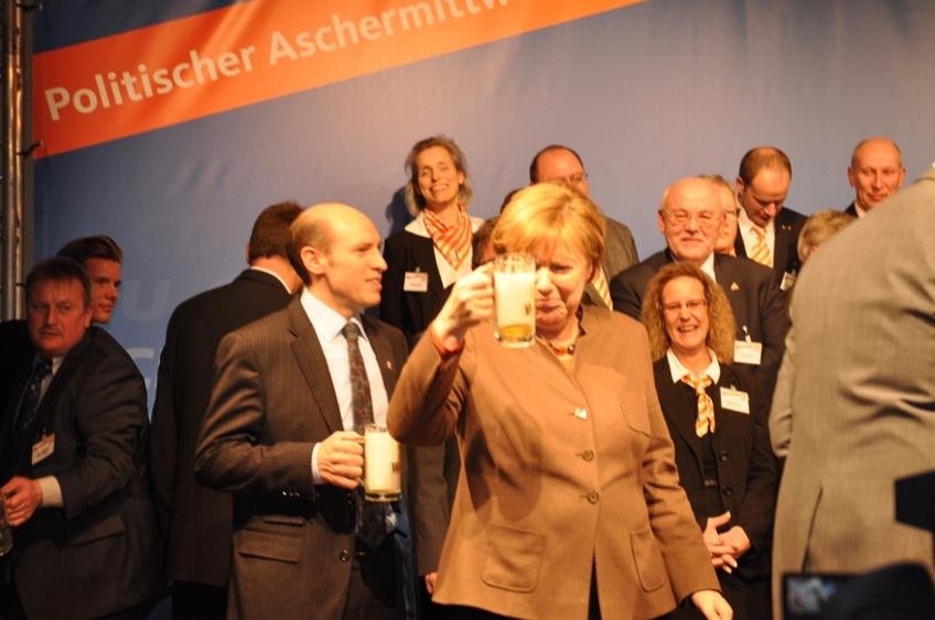 Μπύρα, η μεγάλη απόλαυση της Ανγκελα Μέρκελ [εικόνες] | iefimerida.gr 2