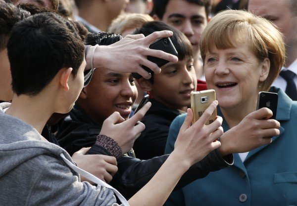 Η Ανγκελα Μέρκελ μπήκε στον πειρασμό των selfies -Ενα κάπως βεβιασμένο χαμόγελο [εικόνες] | iefimerida.gr 0