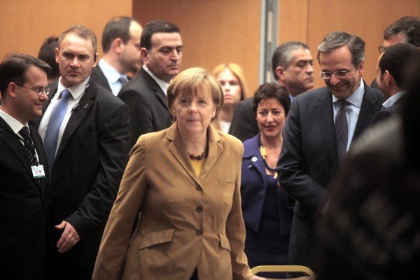 Αυτή είναι η ξανθιά γαλανομάτα σωματοφύλακας της Μέρκελ που τους γοήτευσε όλους [εικόνες] | iefimerida.gr 0