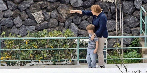 Η Μέρκελ φτιάχνει την εικόνα της - Με τζιν και μποτάκια παίζει με τα εγγόνια του συζύγου της [εικόνες] | iefimerida.gr 1