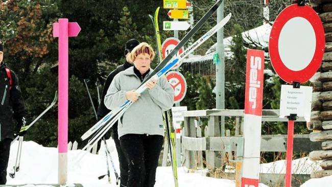 H Mέρκελ με headband, αχτένιστη φράντζα, αναψοκοκκινισμένη και τα παγοπέδιλα αγκαλιά ξεδίνει στο St. Moritz [εικόνες] | iefimerida.gr 0