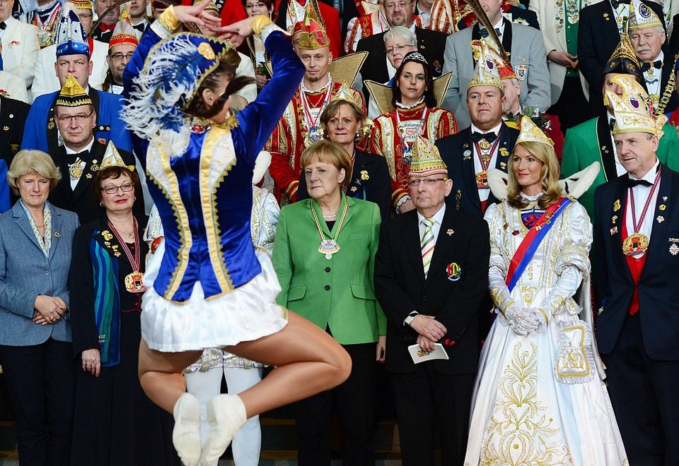 H Ανγκελα Μέρκελ στο καρναβάλι -Τα περίεργα βλέμματα που έριξε στις ημίγυμνες χορεύτριες [εικόνες] | iefimerida.gr 1