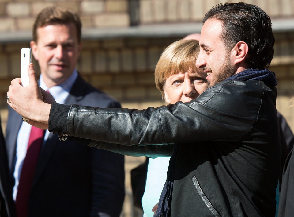 Απίστευτο: Η Μέρκελ βγάζει selfies με Σύρους πρόσφυγες σε καταυλισμό [εικόνες] | iefimerida.gr 1