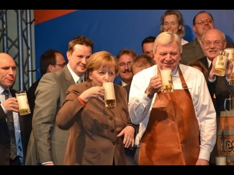 Μπύρα, η μεγάλη απόλαυση της Ανγκελα Μέρκελ [εικόνες] | iefimerida.gr 3