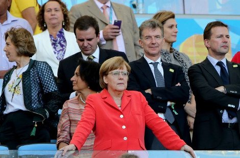 Η Μέρκελ με σοφιστικέ στιλ, γυαλάκι και παρδαλό τσαντάκι -μπάλα στον τελικό του Μουντιάλ [εικόνες] | iefimerida.gr 3