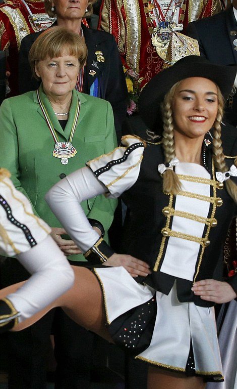 H Ανγκελα Μέρκελ στο καρναβάλι -Τα περίεργα βλέμματα που έριξε στις ημίγυμνες χορεύτριες [εικόνες] | iefimerida.gr 2