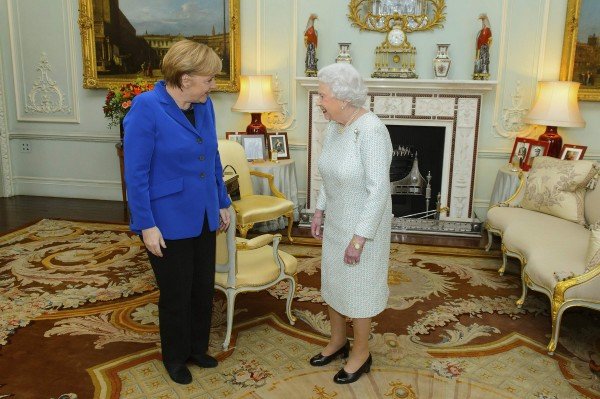 Η Μέρκελ υποκλίθηκε στην βασίλισσα Ελισάβετ, αλλά δεν γονάτισε [εικόνες] | iefimerida.gr 2